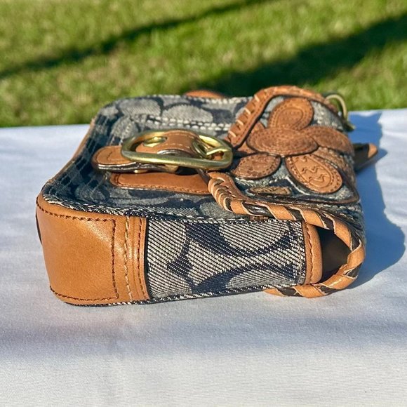SOLD - COACH Bleecker Vachetta Leather Signature Denim Floral Applique Wristlet - Picture 11 of 16
